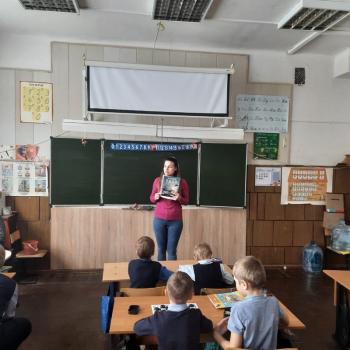 Библиотечный урок «Книга начинается с обложки: знакомство со структурой книги»  6+