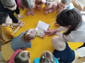 Громкое чтение « Голубая чашка», посвящённое 120-летию со дня рождения Аркадия Петровича Гайдара.  Громкое чтение « Голубая чашка», посвящённое 120-летию со дня рождения Аркадия Петровича Гайдара.