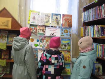 Беседа у экспозиции «Сто страниц про зверей и птиц»