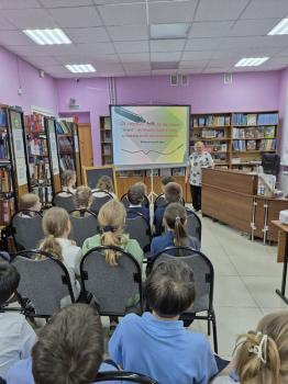 Библиотечный урок «От первых букв до великих книг: путешествие в мир славянской письменности» Библиотечный урок «От первых букв до великих книг: путешествие в мир славянской письменности»