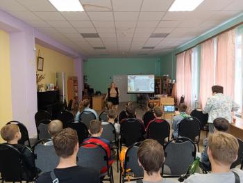 Тематический час «Мир кино в библиотеке»