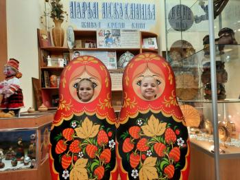 Экскурсия «Две матрёшки и цветные дорожки» Экскурсия «Две матрёшки и цветные дорожки»